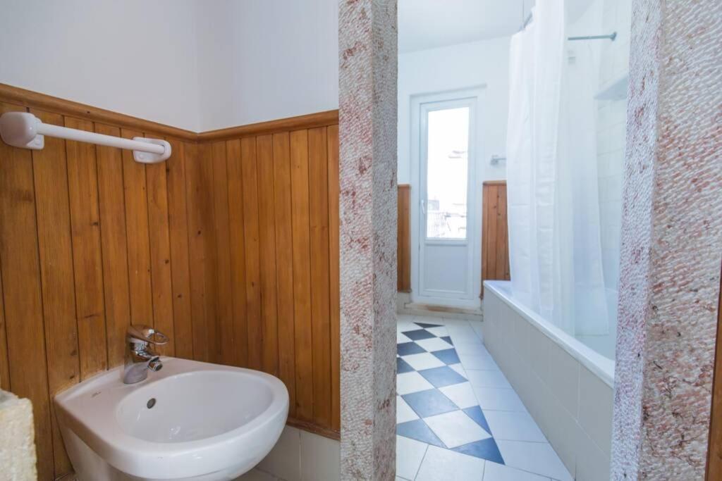 135 B - Alfama Renovated Charming Historic Flat Near Baixa Lissabon