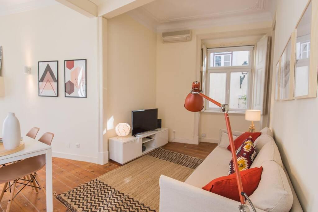 135 B - Alfama Renovated Charming Historic Flat Near Baixa *